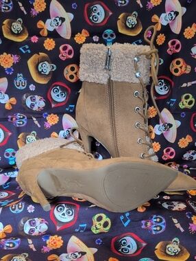 Jessica Simpson Women’s Tan Faux-Suede Lace-Up Ankle Boots with Shearling Trim